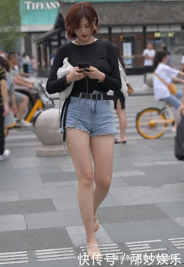 黑色长袖圆领T恤,搭配“破烂”款牛仔裤,穿出优雅女生的时尚美