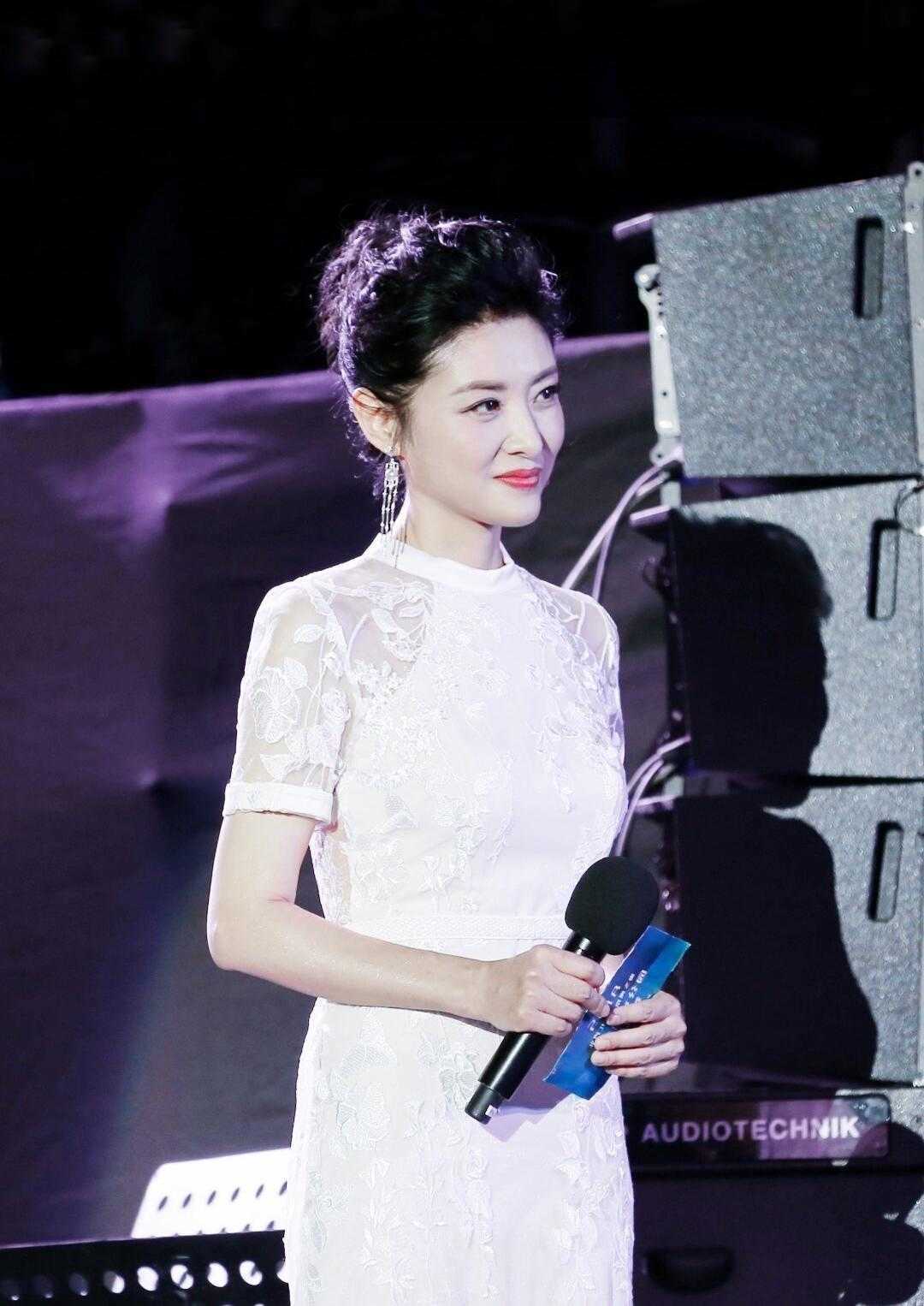 周涛真会穿!一件大衣搭配牛仔裤显得休闲又减龄,意外穿出时髦感