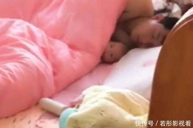 宝宝没睡醒,妈妈赶着去做早餐,走到门口回头感动泪流