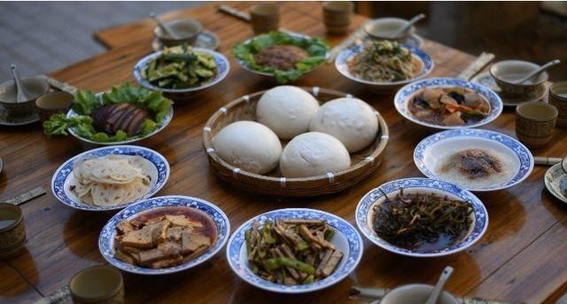 讲究|老话“菜不摆三,筷不成五,席不坐六”,这些饭桌规矩有啥讲究?