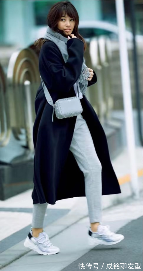 浅灰色|换来换去,中年女人还是穿黑色大衣更有韵味,时尚百搭又减龄