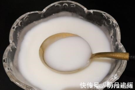 乳白色|熬猪油只放水就错了，教你1招技巧，猪油香浓白净不腥，放得久
