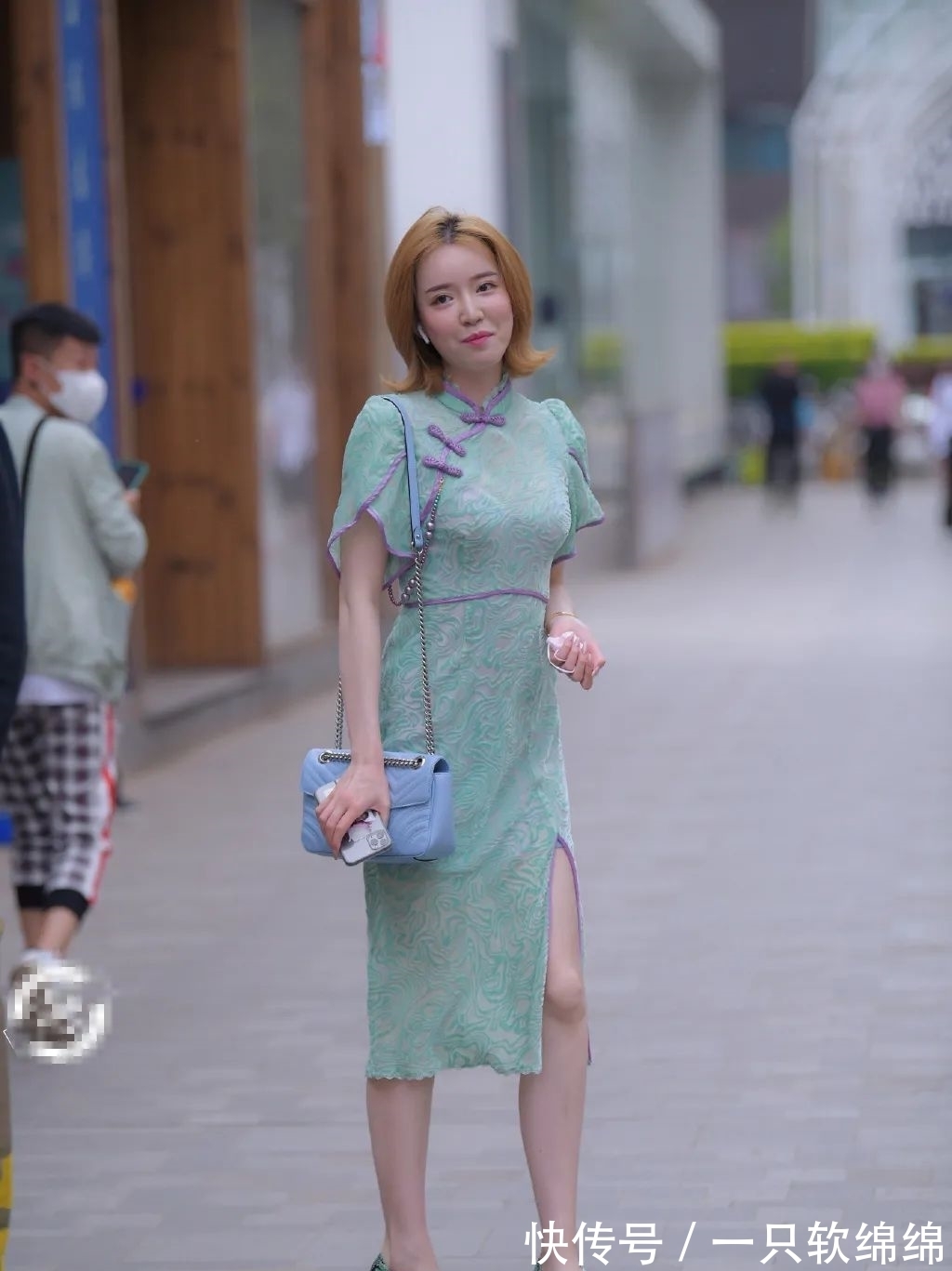 齐肩短发|街拍:旗袍裙搭配齐肩短发,有种成熟女性的温婉味道