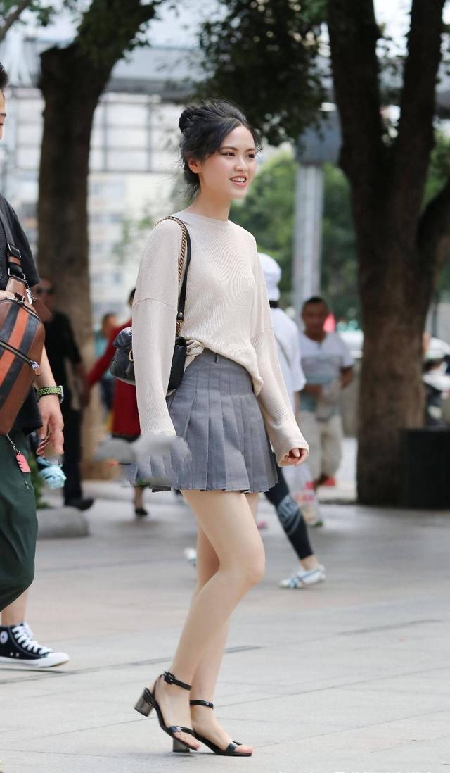 牛仔裤 蓝色牛仔裤搭配卡其色上衣,经典的版型让你修身又有型