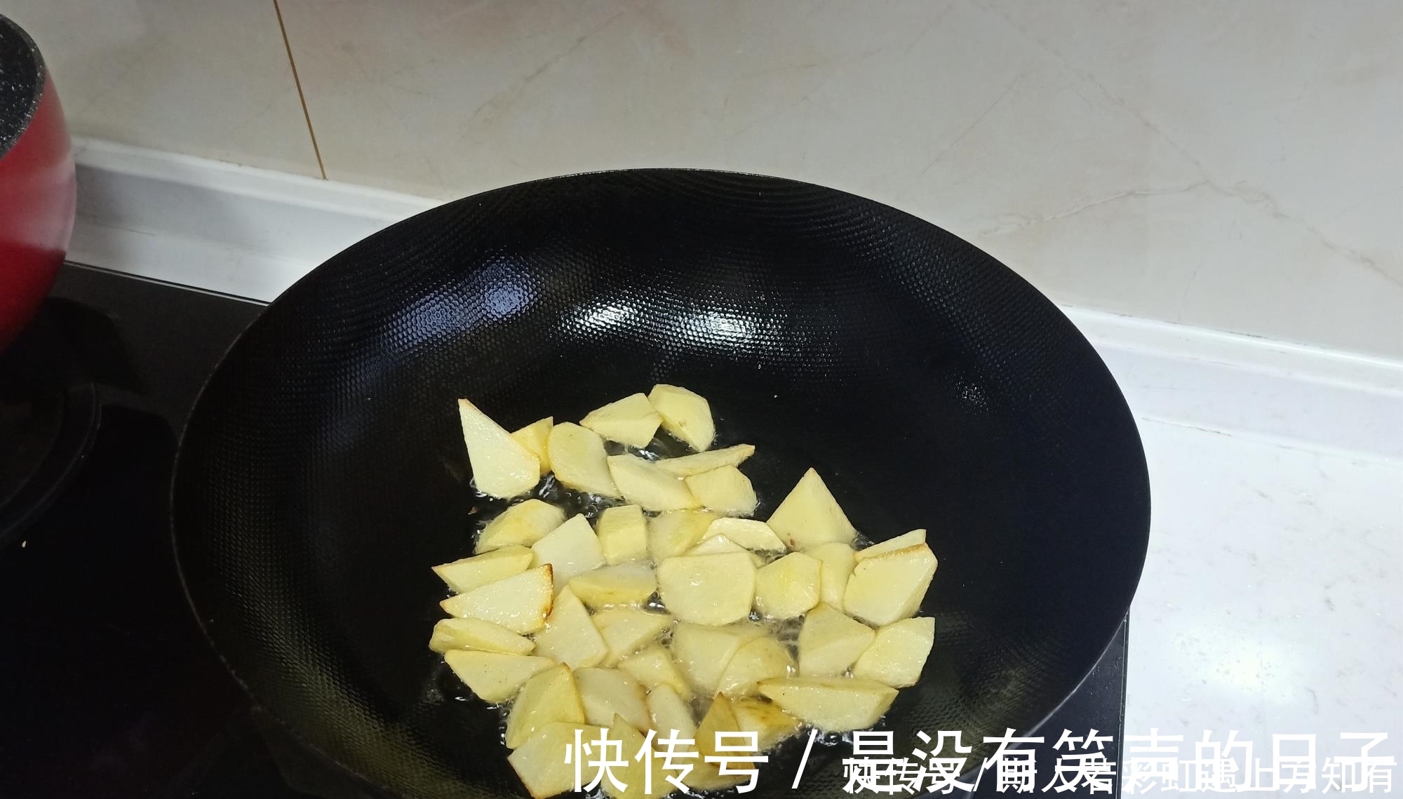 儿子|儿子不在家，老两口晚餐3个菜只花10元钱，网友：太会过日子了