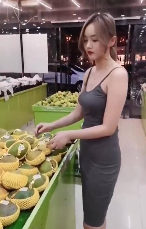穿搭|超市里穿搭小吊带裙的小姐姐,干净形象让她人群中脱颖而出