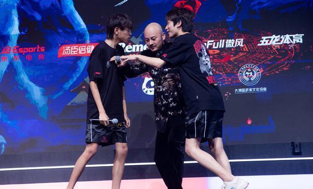 “狼争狗斗”线下互怼,酷酷的鑫喊话被无视,兰奥直言要教育狗鑫