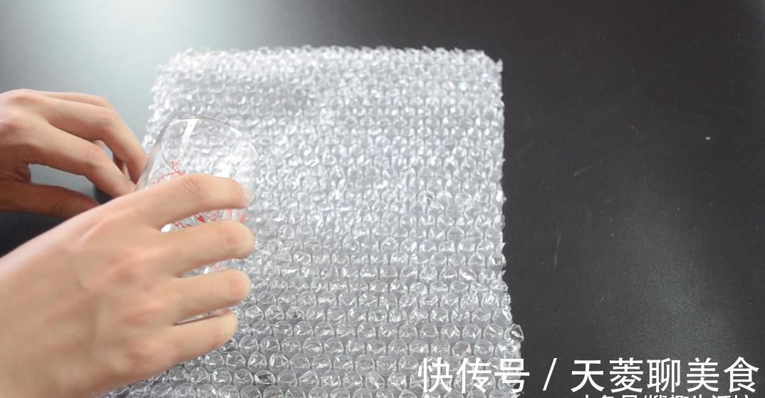 快递箱里的气泡垫别扔了, 没想到还有这么多妙用, 看完赶紧去试试
