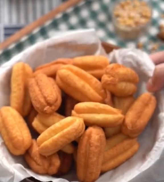 外面油条不放心教你在家炸油条,金黄酥脆又好吃,2块钱炸一锅