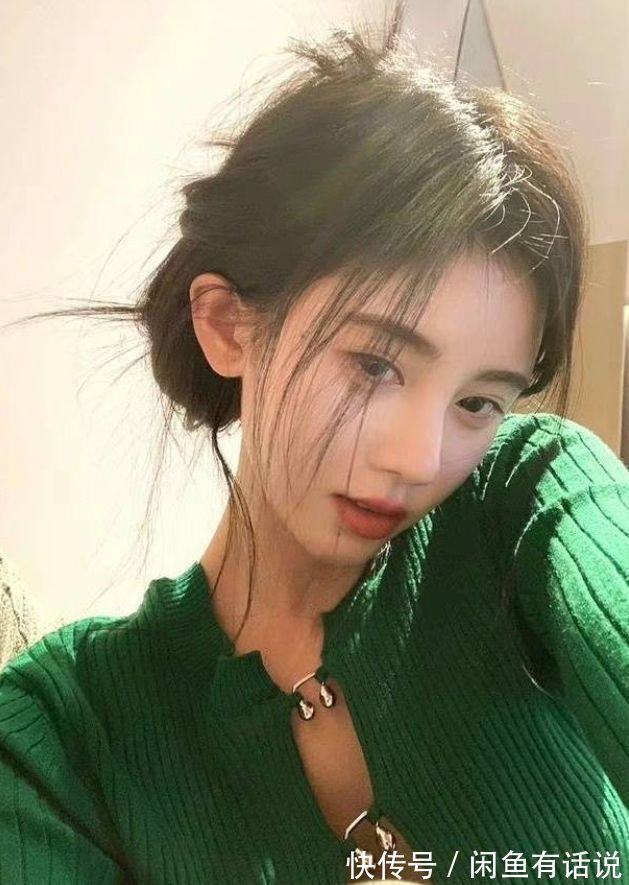 流行 2022年长春花蓝是流行色?女星们却集体穿上了绿色,一个比一个美