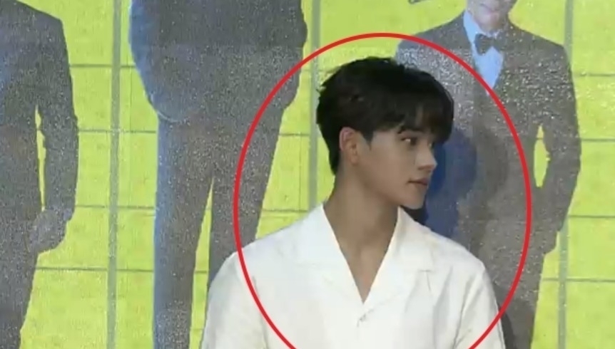 奔跑吧9发布会黄旭熙白衬衣有少年感,蔡徐坤的西装却如同霸总