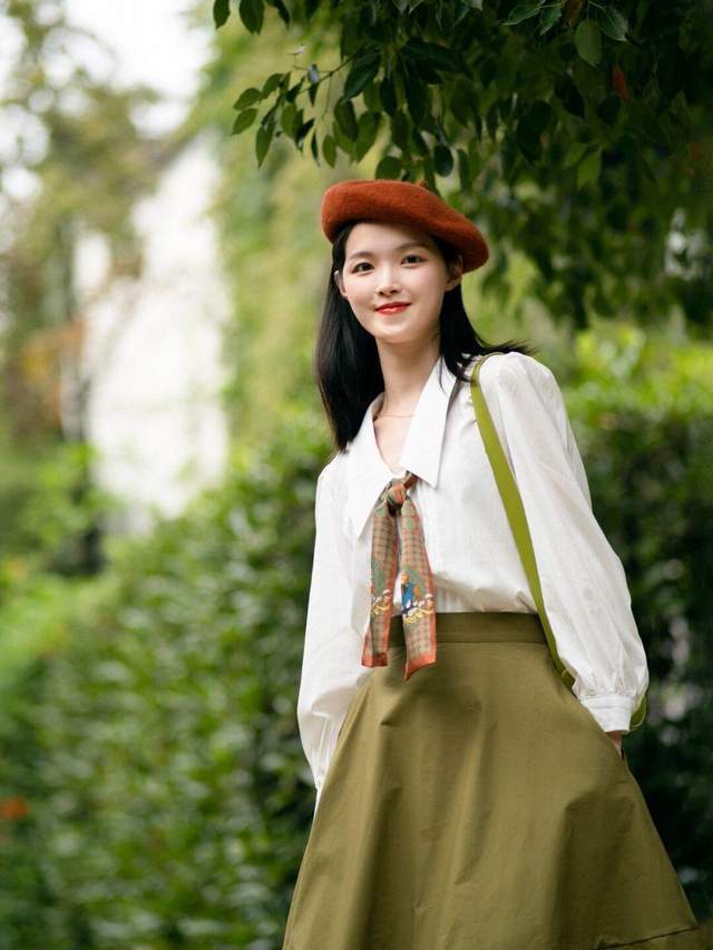 衬衫|秋天怎么穿才高级洋气,红色衬衫+牛仔裤,基础款搭配也漂亮大方