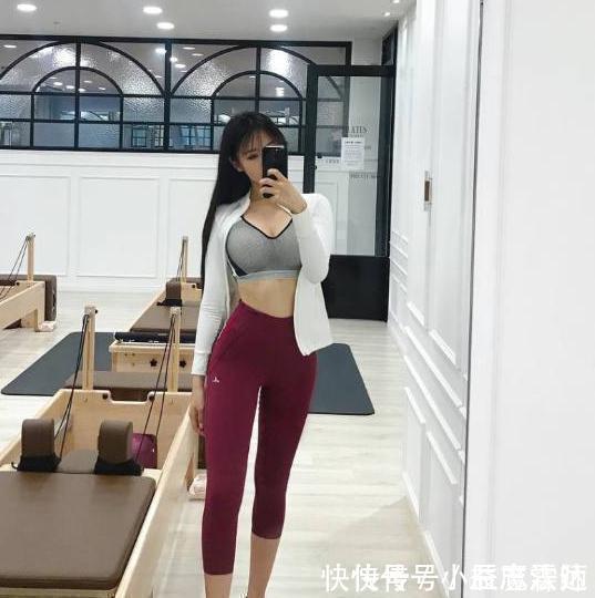 搭配|小姐姐爱穿性感丰满的紧身打底裤,彰显出让人着迷的身材线条