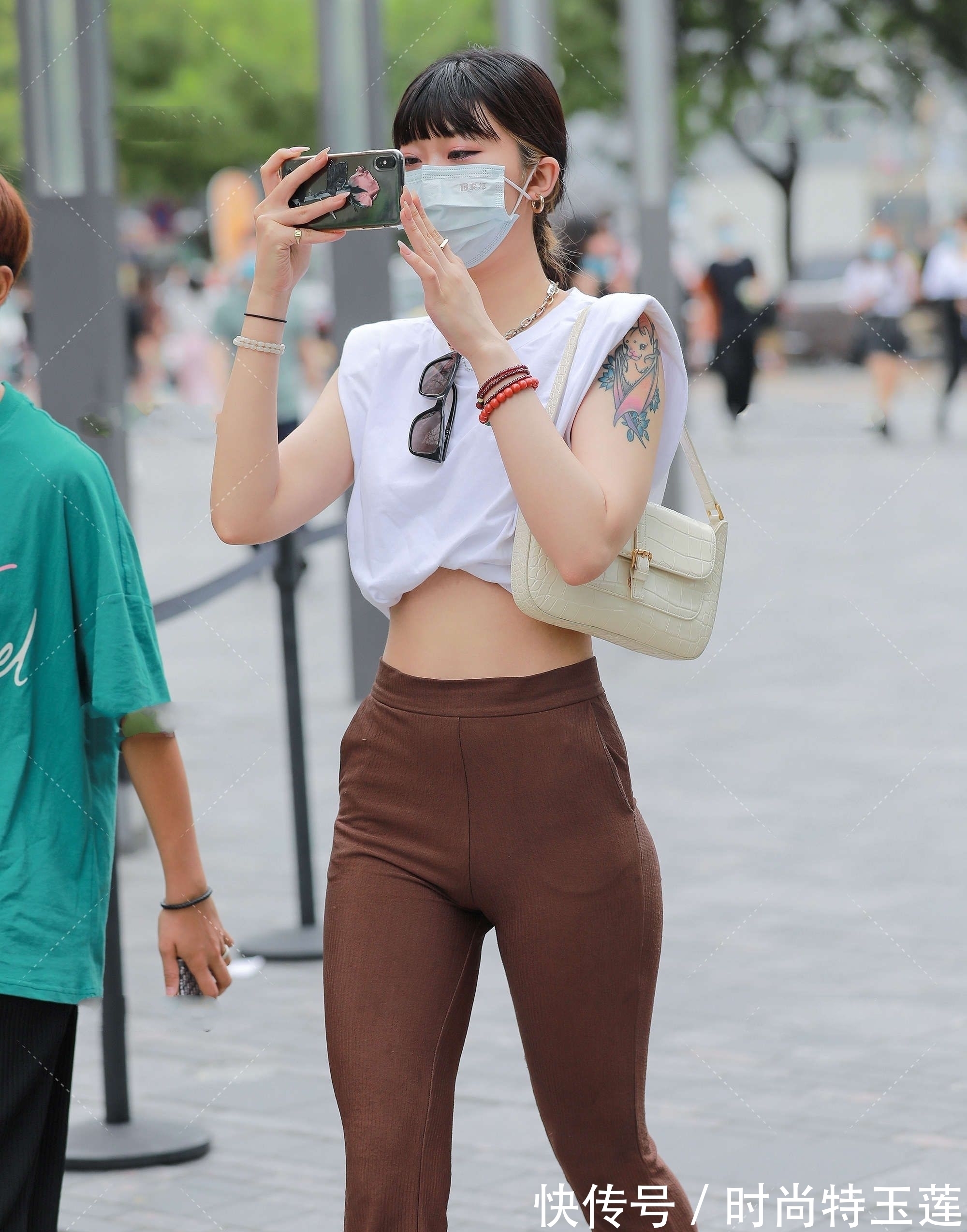 复古 白色垫肩短袖一改以往风格,搭配咖系拖地裤,展现复古范儿