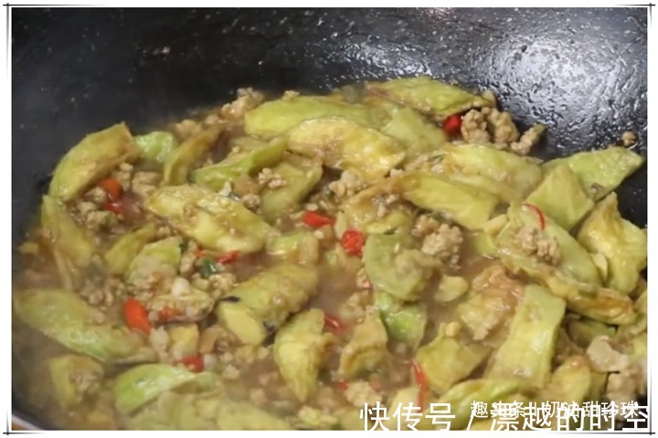 肉末茄子最好吃的做法,吃起来比肉都香,每次炒10根茄子都不够