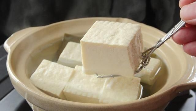 凉开水|吃不完的豆腐扔掉太浪费,菜贩子教我一招,放一周照样新鲜不变坏