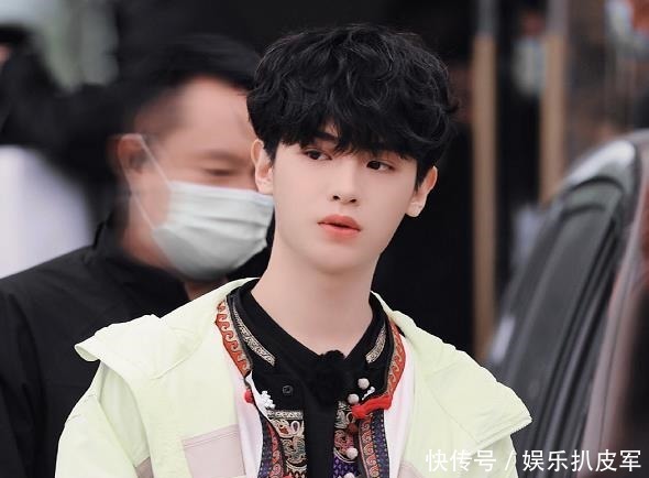 《極限挑戰7》合體海報，黃明昊郭京飛站邊邊，C位一目了然