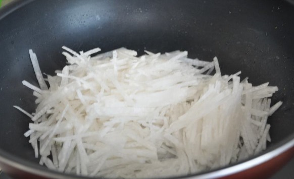 萝卜做馅时,先焯水或者用盐杀水都不对,教你一招,饺子口感特好