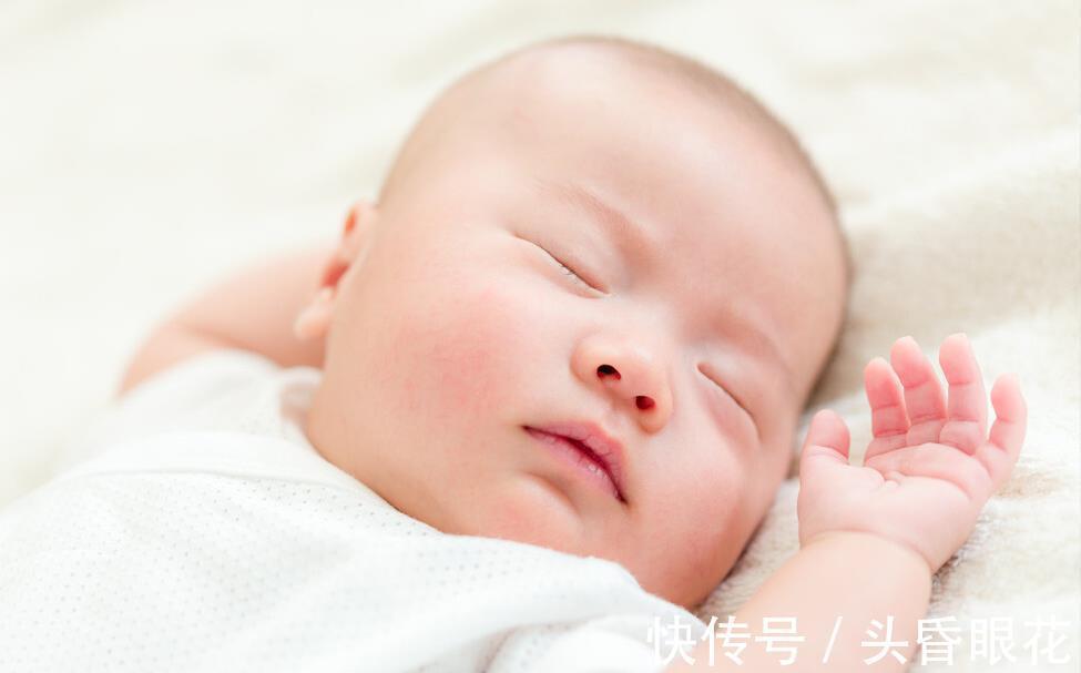 新生儿|新生儿老摆出“举手投降”的睡姿?正不正常你说了不算,看月龄