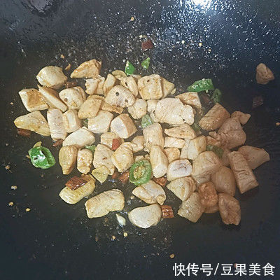 洋葱炒鸡胸肉|减脂餐：洋葱炒鸡胸肉这么好吃，大饭店的经常这么做，