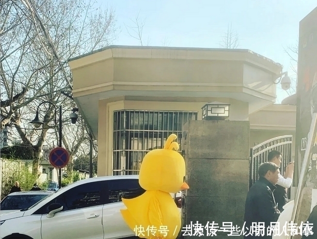 幼儿园|妈妈扮成小黄鸭接娃放学?评论区太亮了!承包一年笑点哈哈哈