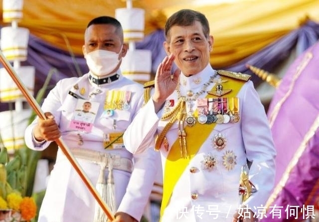 王后@苏提达待遇全面下降,身穿旧礼服实在寒酸,不及诗妮娜穿金戴银