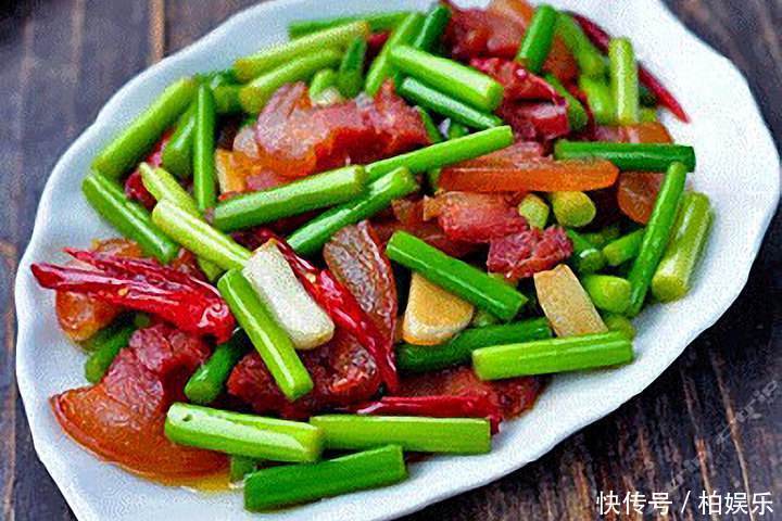 炒蒜苔时,直接炒大错特错,多加这一步,蒜苔好吃又好看