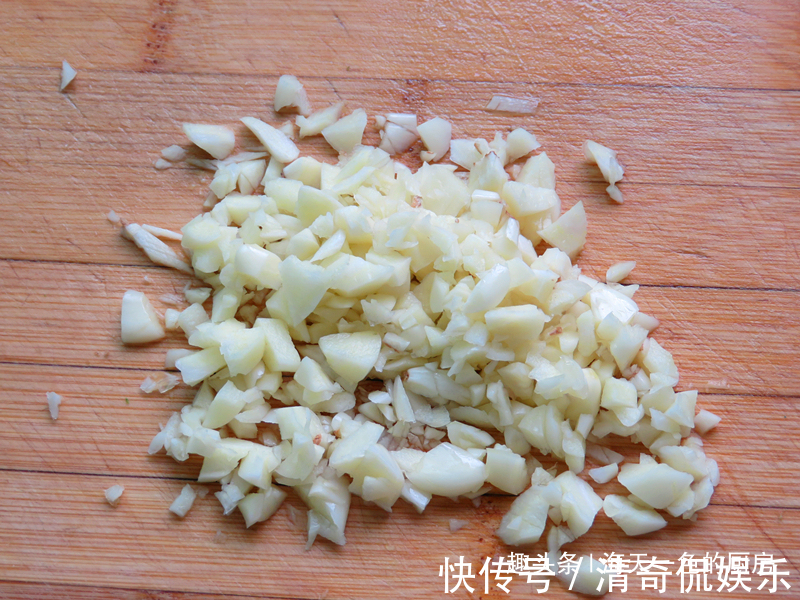 凉拌|夏天此野菜最受欢迎,不花钱菜地里掐一把,拌拌就能吃,清热解暑