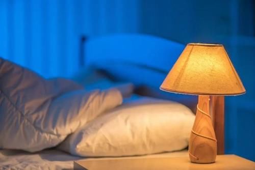 睡眠|失眠与缺乏维生素有关？提醒：及时补充2种维生素，或能睡得安稳