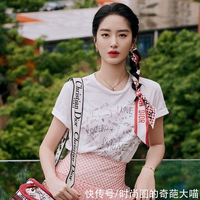 奥黛丽赫本|丝巾你还围出大妈味道？学会这小巧思，胜过你买一百件土气新衣