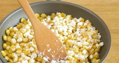  另类吃玉米的方式，入口酥脆鲜甜玉米烙，宝宝饭后甜点