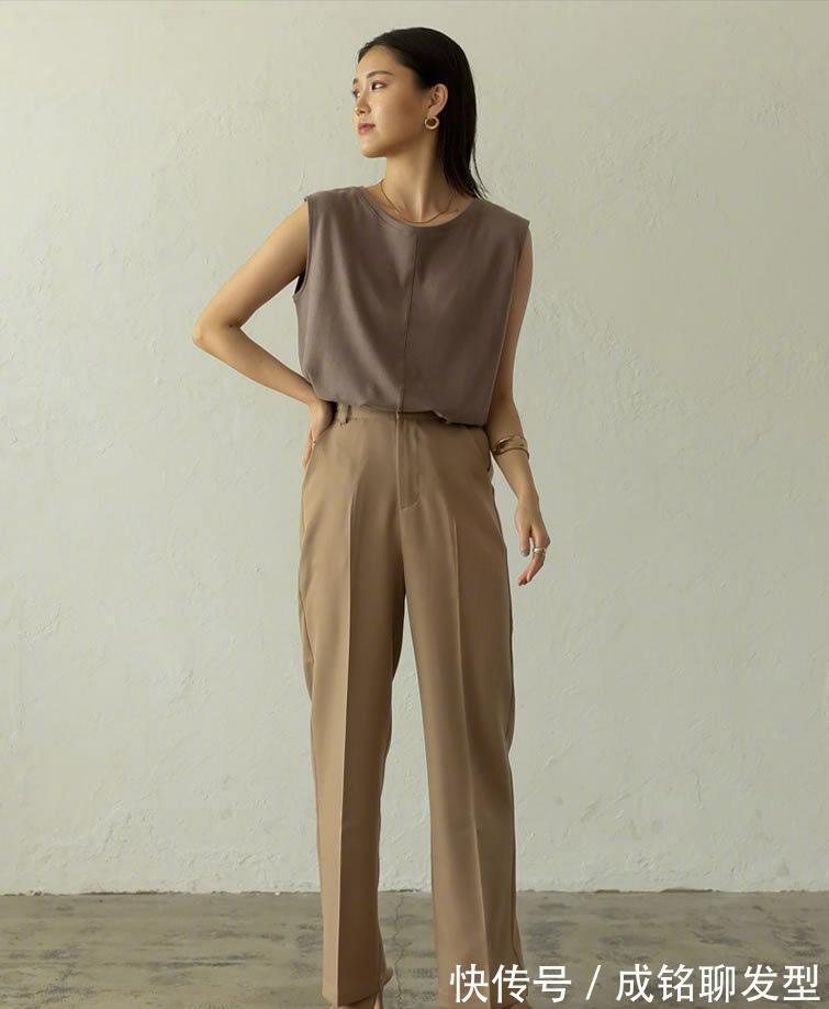 大地色|人手一件的“小背心”，这样搭配凉爽又时尚，轻松穿出成熟魅力