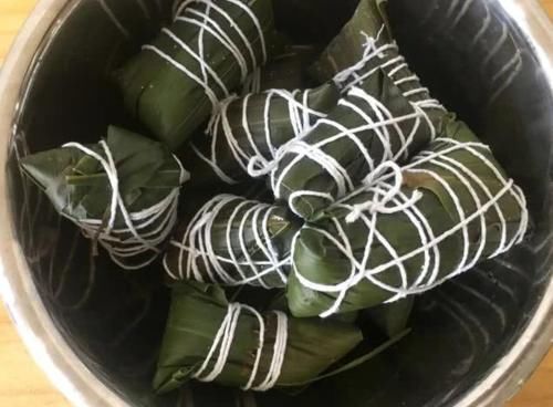 煮粽子时,只加清水可不行,多加这2样,粽子软糯香甜不夹生