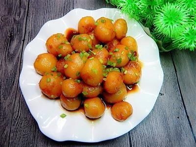 教你在家做葱香红烧小土豆,外酥里嫩口感好,上桌瞬间被秒光