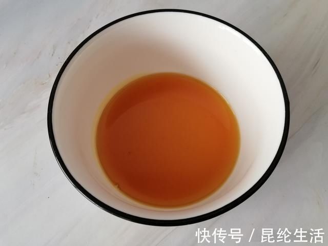 牛奶别直接喝了，加2个鸡蛋，不用烤箱不用打蛋器，出锅抢着吃