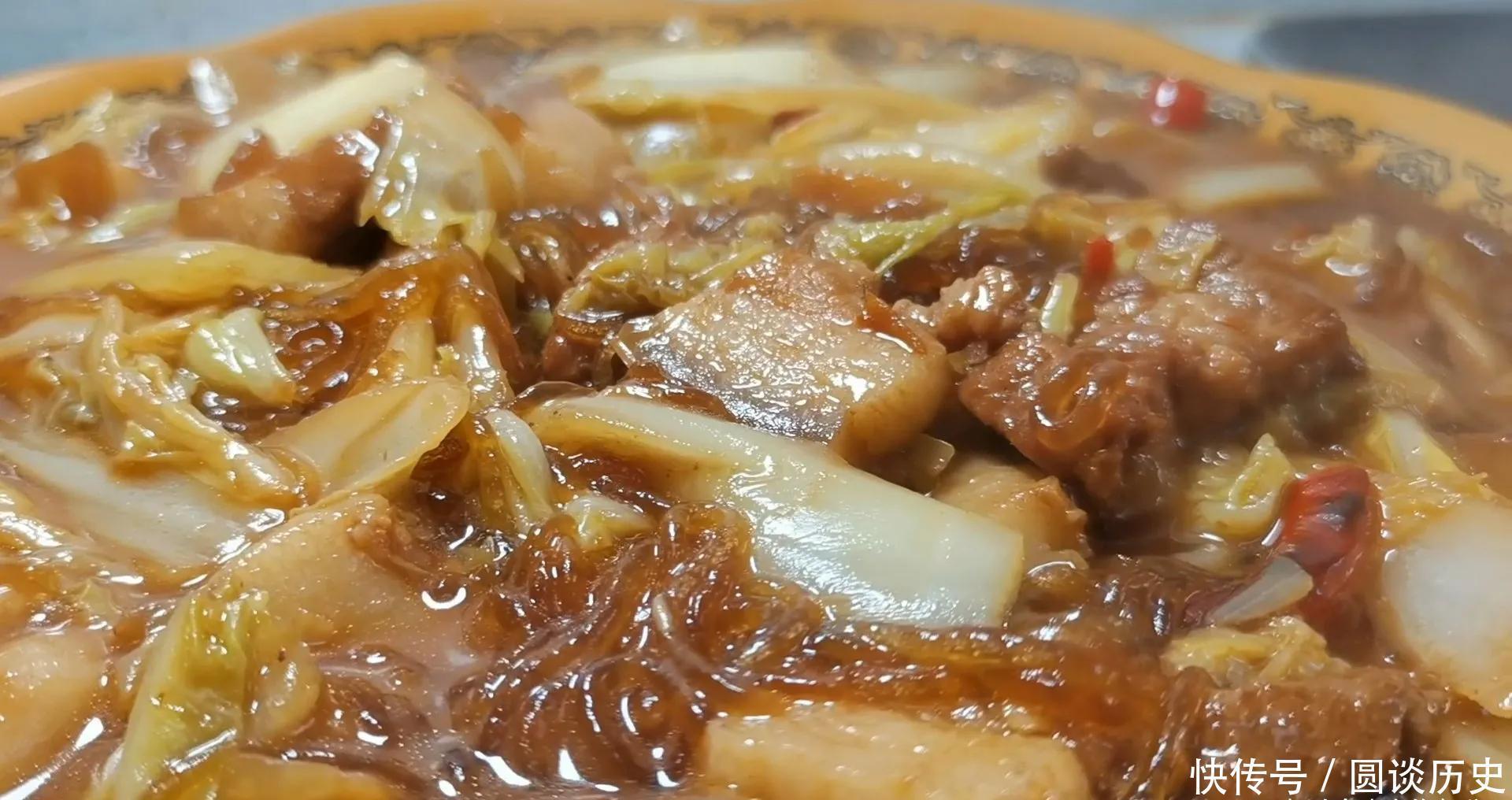 天冷就爱吃一锅猪肉白菜炖粉条,有荤有素,营养美味,特别下饭