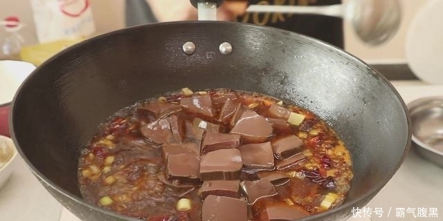 入少许|麻辣鸭血怎样做才好吃?学会这一招,鲜香滑嫩不破碎,麻辣鲜香