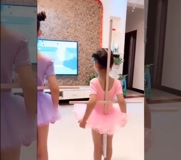 规矩|看电视可以,但是得按照妈妈的规矩来,网友:这种站姿看得人腰疼