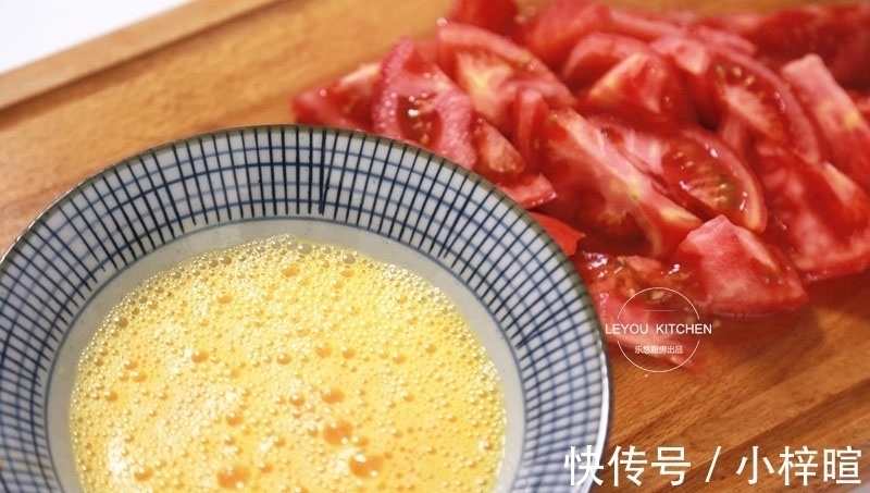 西红柿炒鸡蛋新做法,没放一滴油,用水炒蛋,口感滑嫩,热量更低