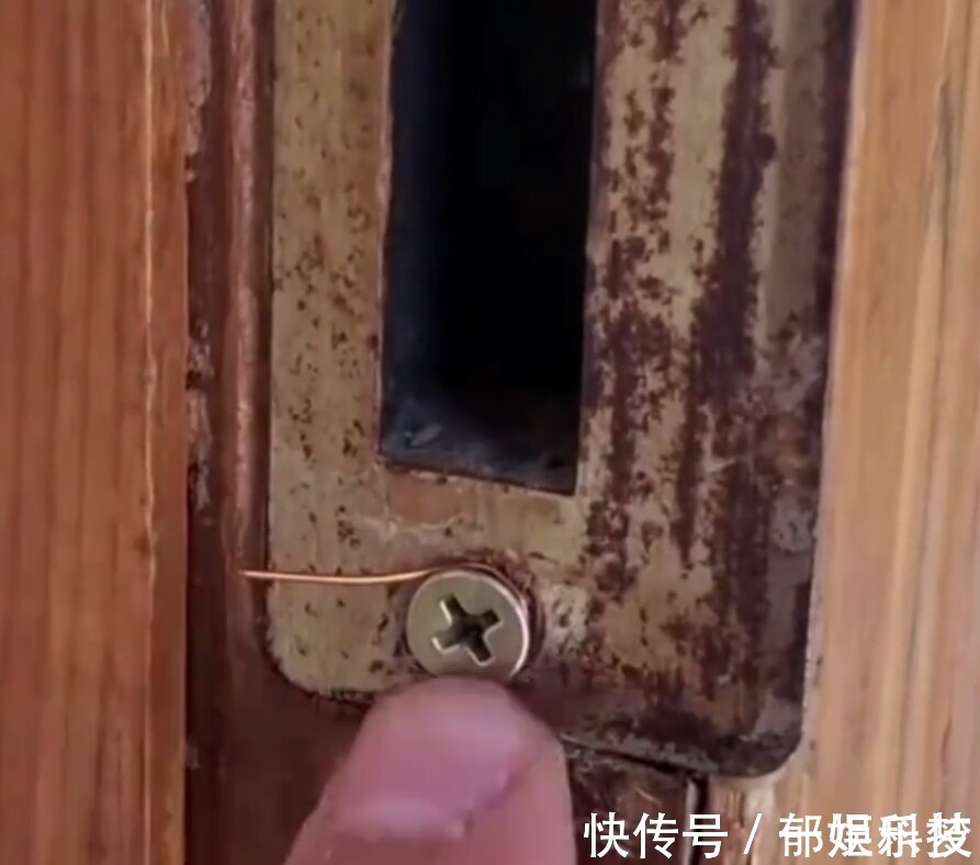 螺丝钉|家具上螺丝孔变大,螺丝无法拧紧怎么办快试试这个小妙招,好用