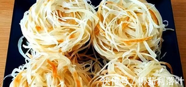 烙饼时别再用死面和发面了,这样做,放凉也不硬,松软可口还分层!