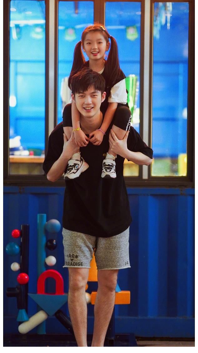 面对镜头|9岁阿拉蕾近照认不出,时隔3年骑董力脖子,董力:你长大了,我也老了