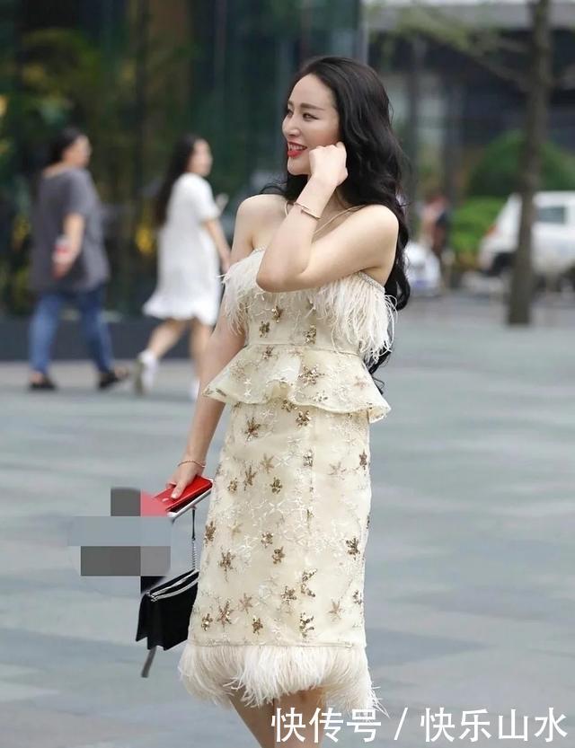 吊带|街拍美女这套吊带低胸装很展示身材