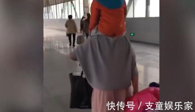 妈咪|妈妈带孩子出远门,展现出带娃神技能,网友称当妈后又“进化”