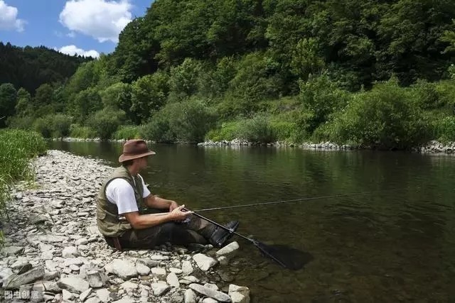 秋钓近岸多获鱼的4个小技巧,有时钓近渔获反而不一定差