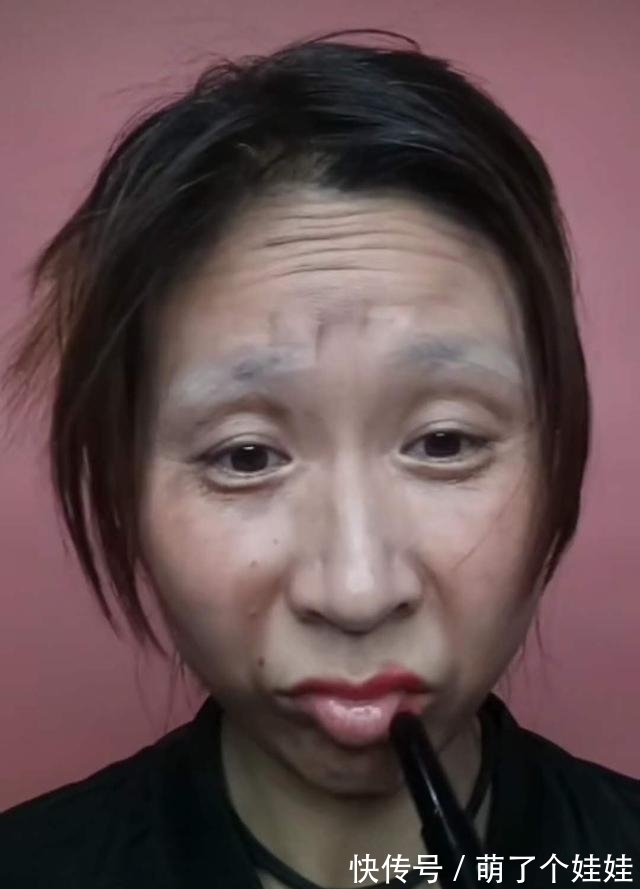 丑小鸭|网友展示自己的化妆术,一秒前还是丑小鸭,一秒后变成女神!