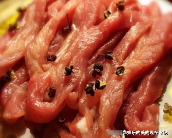 炸酥肉，裹淀粉还是面粉？都不对，大厨教你正确做法，肉外酥里嫩