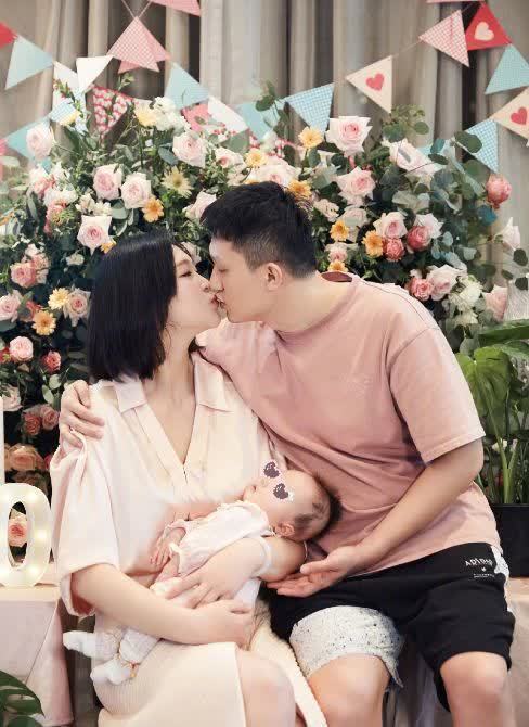 全家福|惠若琪晒全家福为女儿庆百天,怀抱女儿与老公甜蜜亲吻,好幸福