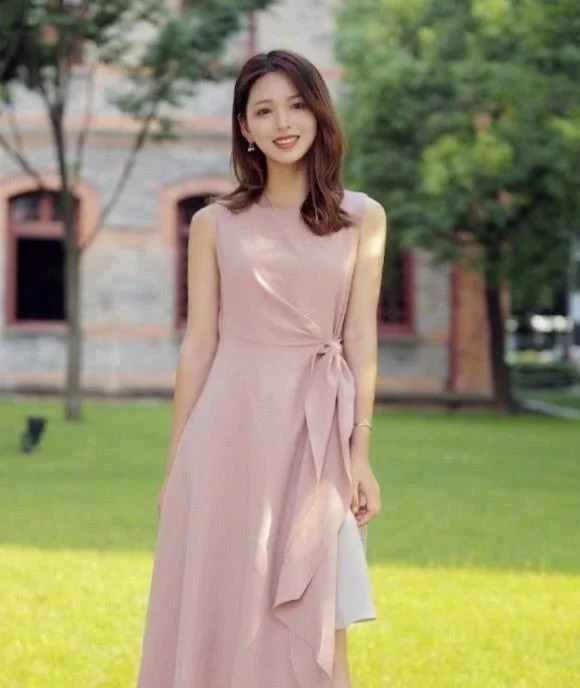 街拍：皎若秋月的小美女，浅妆容颜，气质甜美可爱