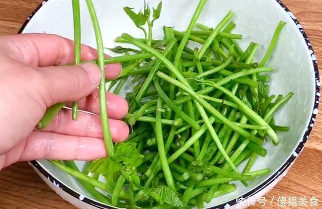 夏天这碱性蔬菜要多吃，钙是西红柿的8倍，清脆爽口，不懂可惜了